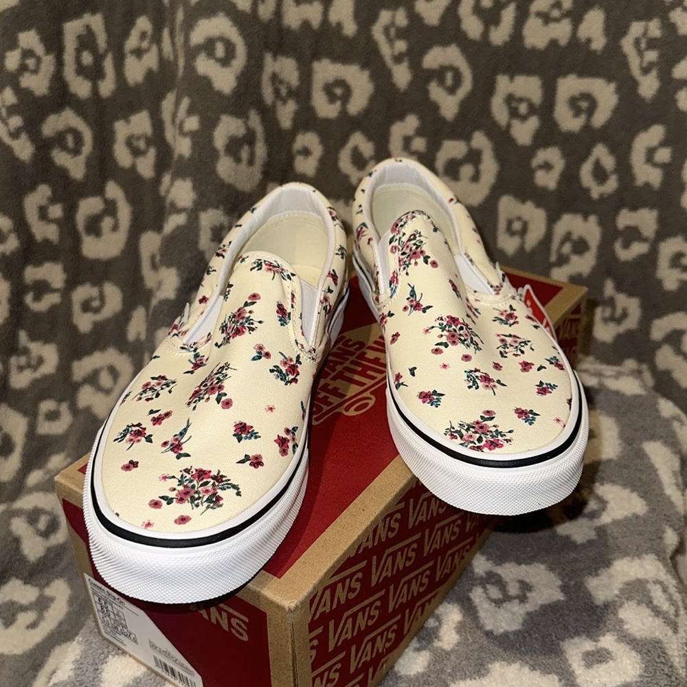 Vans Classic Slip-On Sneakers in Ditsy Floral Classic White/True White New 😍
